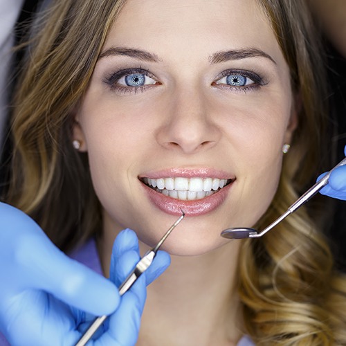 woman with dental emergency