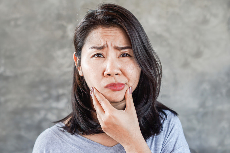 Patient with dental emergencies at dentist